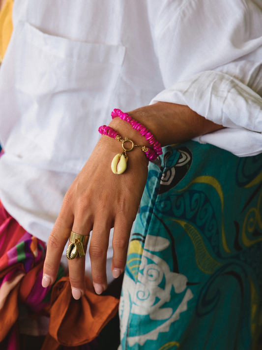THE SINGLE CAURI DOUBLE LOOP BRACELET